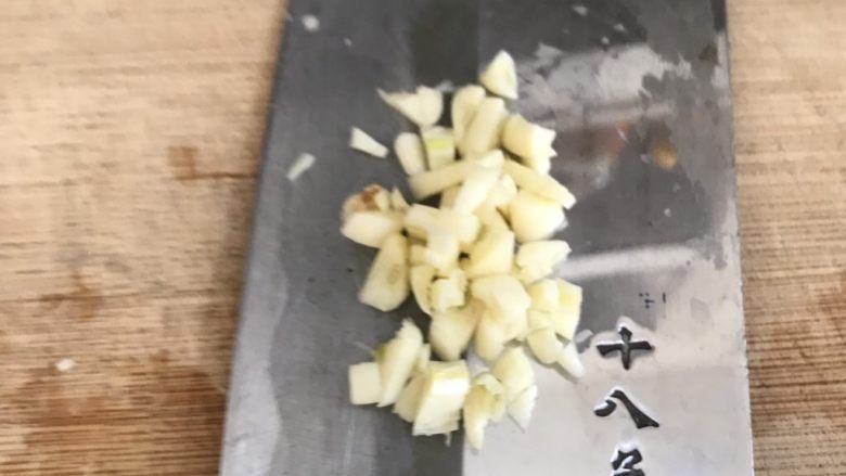 橄榄菜炒四季豆,剁点蒜蓉备用。