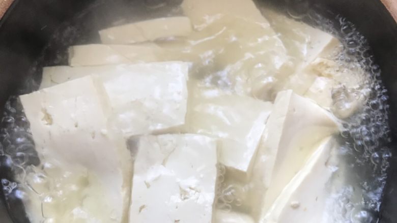 香菇焖豆腐,煮一锅水,放入豆腐。