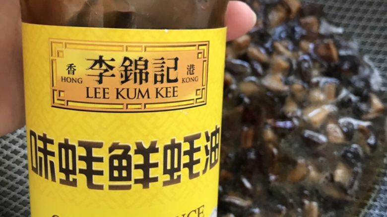 香菇焖豆腐,倒入2匙<a style='color:red;display:inline-block;' href='/shicai/ 721'>蚝油</a>,搅拌焖煮1分钟备用。