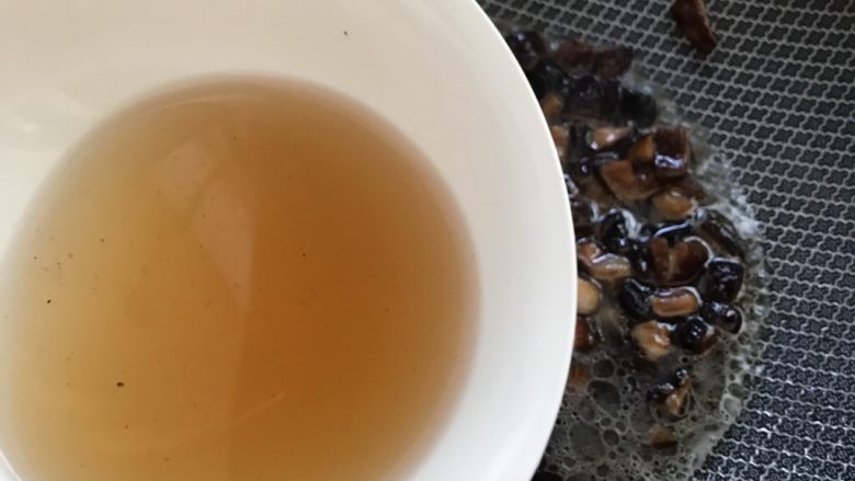 香菇焖豆腐,倒入刚泡过香菇的水。