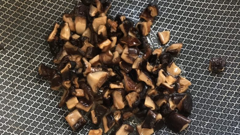 香菇焖豆腐,热锅烧油放入香菇炒香。