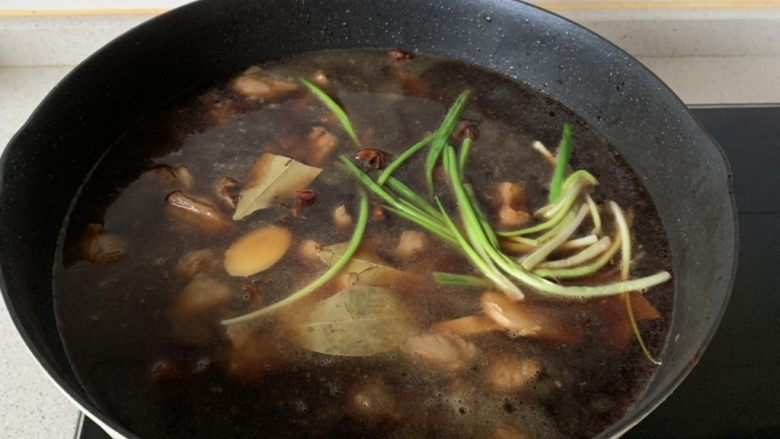 萝卜牛腩煲,加水没过牛腩,放入姜葱、桂皮、香叶、八角。