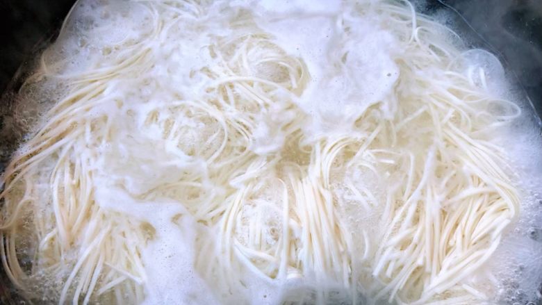 扇贝时蔬面,锅中烧开水下入面条大火煮至面条熟透但不能软烂