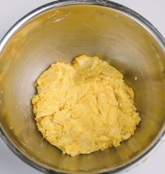 咸蛋黄饼干,加入捣碎的咸蛋黄,混合均匀,盖上保鲜膜松弛15分钟