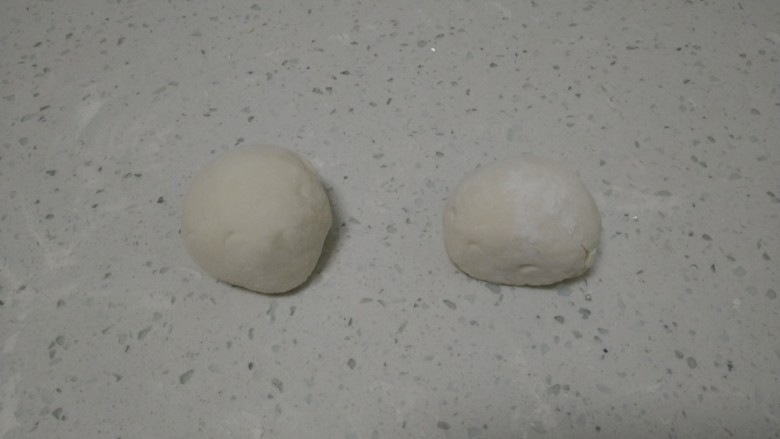 蔬菜卷饼,活成比较软光滑的面团醒面10分钟,平均分成2份