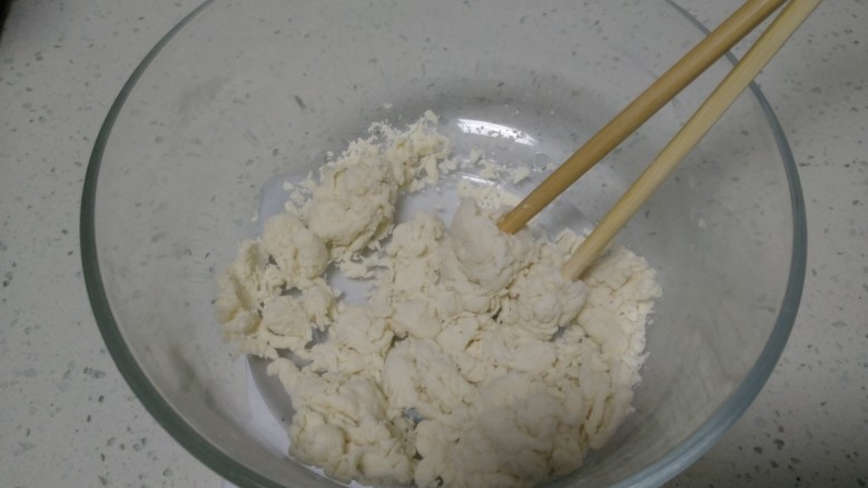 蔬菜卷饼,<a style='color:red;display:inline-block;' href='/shicai/ 519'>面粉</a>中加入清水,搅拌成絮状