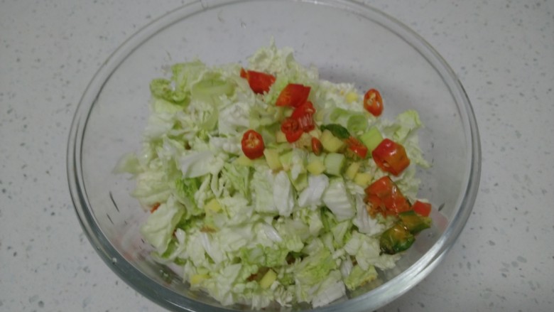 蔬菜卷饼,所有蔬菜放入碗中,加入<a style='color:red;display:inline-block;' href='/shicai/ 8778'>尖椒</a>碎
