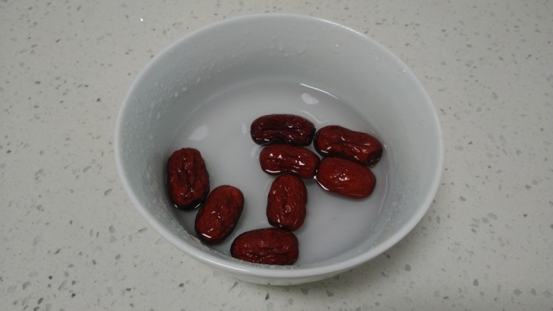莲藕红枣汤,<a style='color:red;display:inline-block;' href='/shicai/ 2470'>红枣</a>用清水泡洗干净
