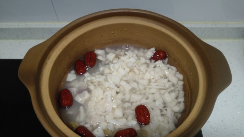 莲藕红枣汤,加入清水