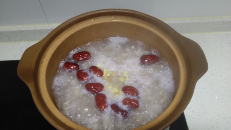 莲藕红枣汤,大火煮开转小火，加入姜