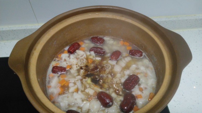 莲藕红枣汤,煮25分钟，放入红糖再煮