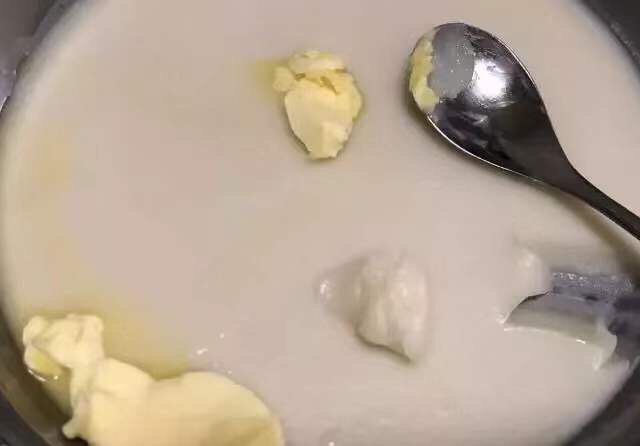 麻薯肉松吐司蛋卷,4、大约10分钟过后,从蒸锅中取出,可以看到糯米粉浆已经凝固,此时加入<a style='color:red;display:inline-block;' href='/shicai/ 887'>黄油</a>,没有的话可以用植物油代替。