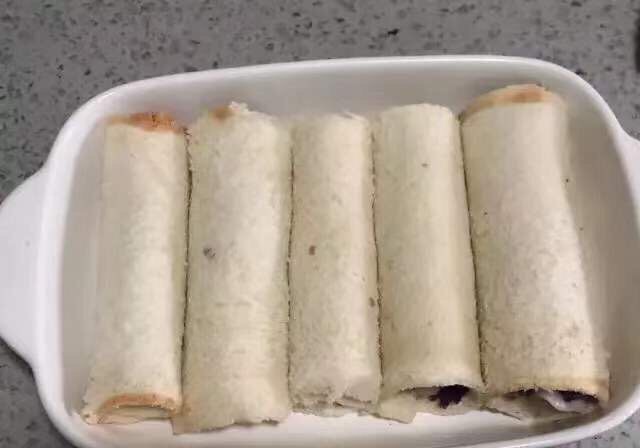 麻薯肉松吐司蛋卷,10、按照上面的方法依次做好剩下的,全部做好之后放到盘中待用。