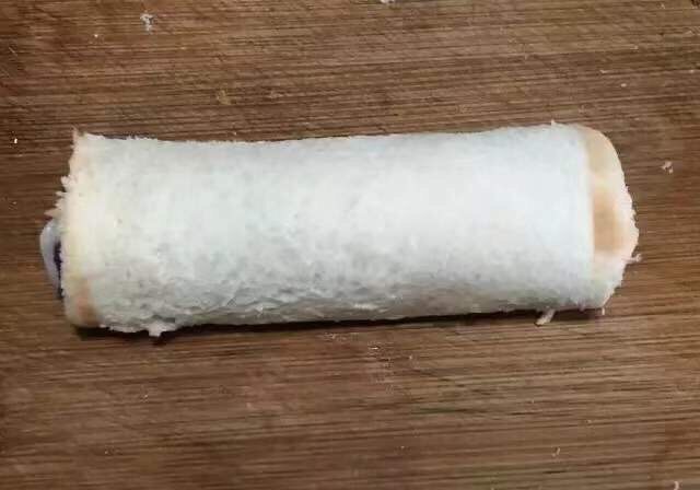 麻薯肉松吐司蛋卷,9、之后,再把它们卷起来,形成如图所示的样子即可。