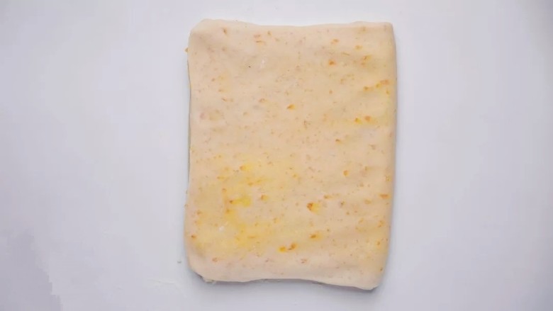 咸蛋黄饼干,将面皮转90度,再次擀成长方形,进行第二次三折