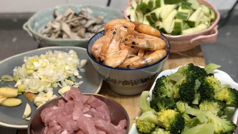 小炒意面,改刀的改刀,焯水的焯水,虾🦐最好拔掉皮
