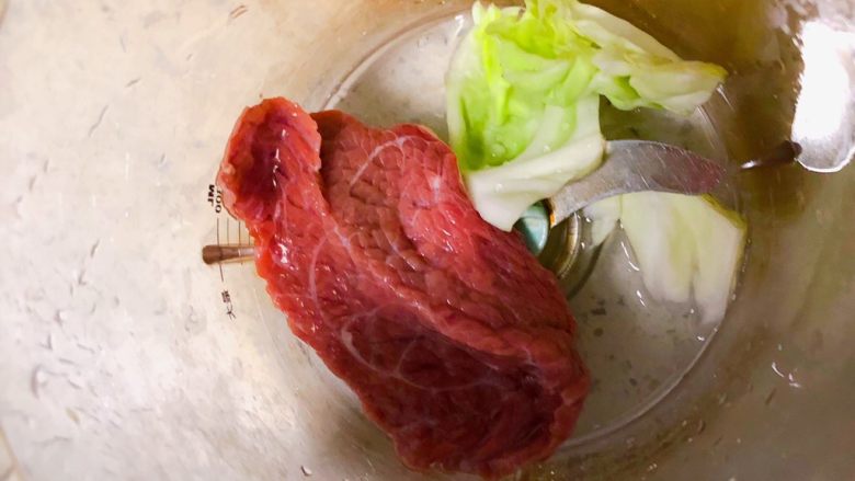 奶香板栗牛肉饼,<a style='color:red;display:inline-block;' href='/shicai/ 216'>牛肉</a>和<a style='color:red;display:inline-block;' href='/shicai/ 3511'>包菜</a>一起放入辅食机搅拌成泥，<a style='color:red;display:inline-block;' href='/shicai/ 216'>牛肉</a>提前切成薄片更容易搅拌