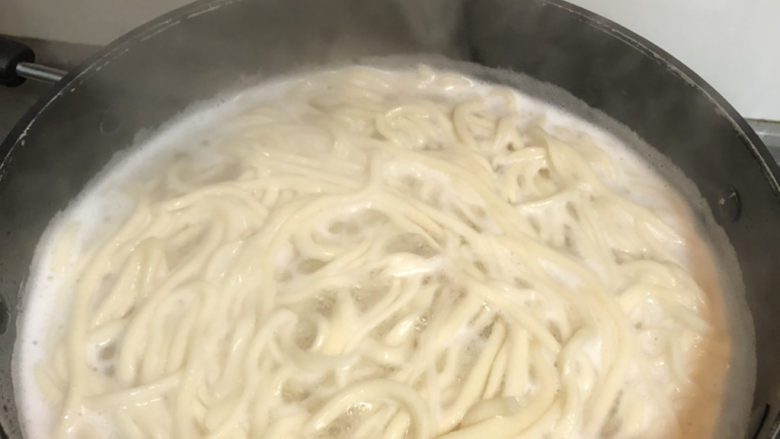 清汤牛肉面,面条入锅是个技术活儿,一个人没法拍