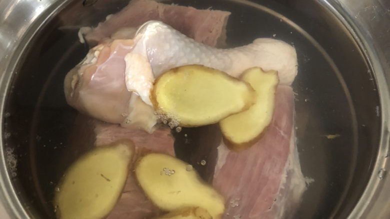 清汤牛肉面,加入姜片,大葱段,料酒