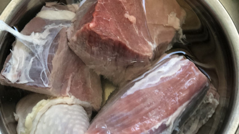 清汤牛肉面,冲水洗净,跑到没有血水