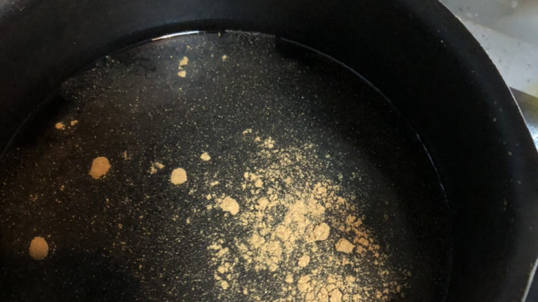 清汤牛肉面,加入胡椒粉,盐,味精