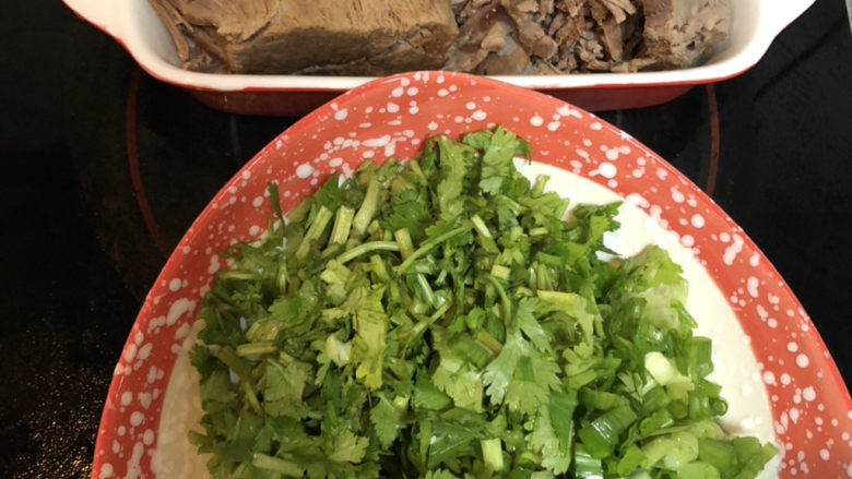 清汤牛肉面,<a style='color:red;display:inline-block;' href='/shicai/ 216'>牛肉</a>切片,香菜香葱切末