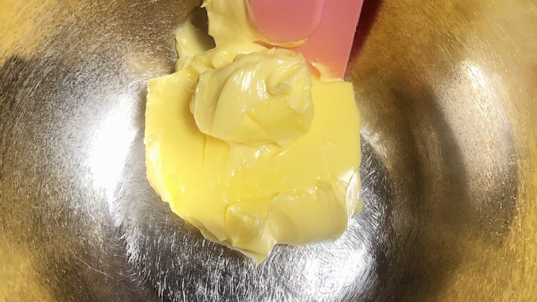 咸蛋黄饼干,黄油放入盆中,室温软化。