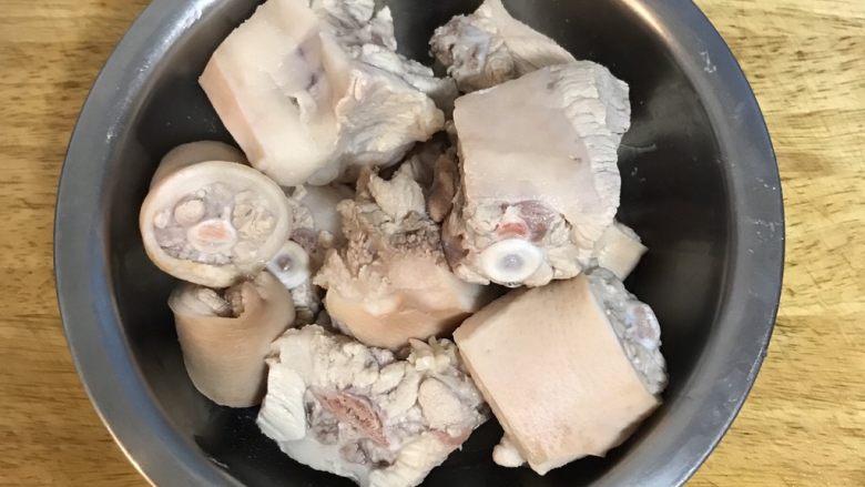 猪蹄莲藕汤,猪尾或猪脚用滚水烫洗过后拔除残毛,洗净备用。