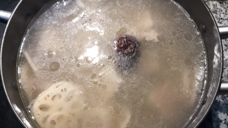 猪蹄莲藕汤,先加入盐调味,