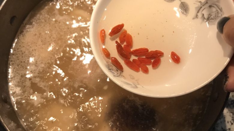 猪蹄莲藕汤,最后加入苟杞和酒,