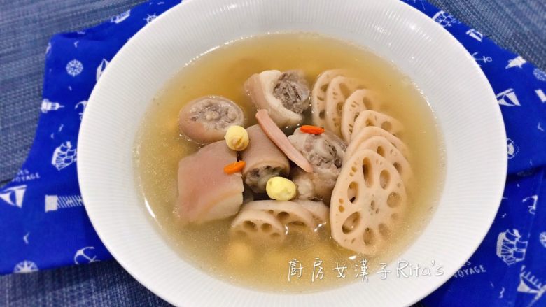 猪蹄莲藕汤,汤浓味香,猪蹄或猪尾巴熬的软嫩,莲子入口即化再搭上脆口的莲藕,实在太好喝了!
