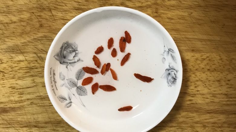 猪蹄莲藕汤,用约两汤匙的米酒将苟杞泡着备用;