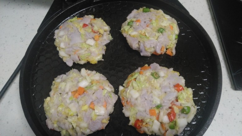芋头鸡蛋蔬菜饼,团成大约100克的圆团,再用手压扁
