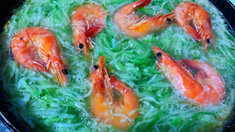 萝卜丝日本豆腐虾汤,放入萝卜丝和海虾大火煮起来