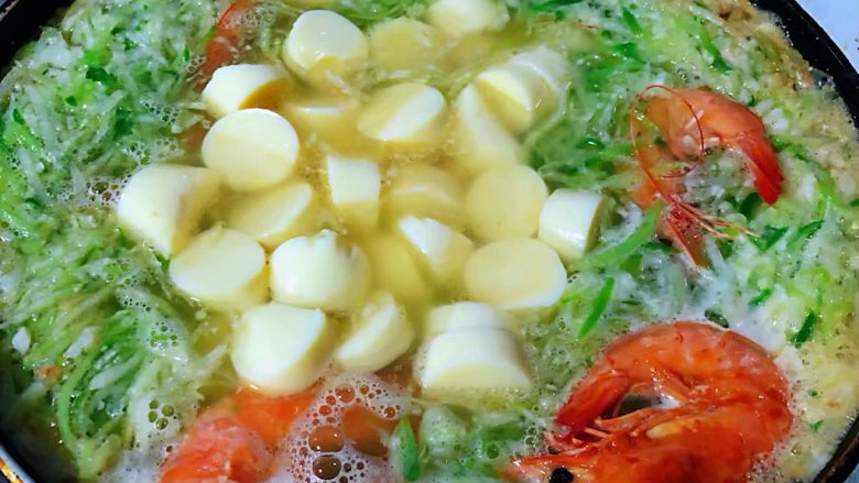 萝卜丝日本豆腐虾汤,放入日本豆腐同时放入盐