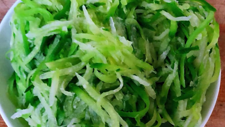萝卜丝日本豆腐虾汤,萝卜丝焯好水的立即放入冷水中过凉在沥干水份