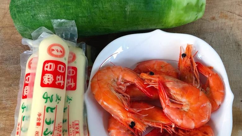 萝卜丝日本豆腐虾汤,准备原材料海<a style='color:red;display:inline-block;' href='/shicai/ 300'>虾</a>洗净在锅中倒入适量清水放入海<a style='color:red;display:inline-block;' href='/shicai/ 300'>虾</a>煮熟取出，<a style='color:red;display:inline-block;' href='/shicai/ 477'>日本豆腐</a>、<a style='color:red;display:inline-block;' href='/shicai/ 24'>萝卜</a>备用