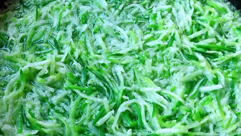萝卜丝日本豆腐虾汤,锅中烧开水放入擦好的萝卜丝焯水可以放一点点盐时间不要过久影响口感还易营养流失