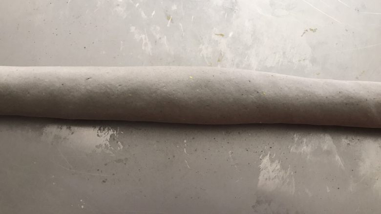 黑芝麻酱馒头,案板上撒薄面粉,取出面团,反复揉面,多揉一会儿组织更细密