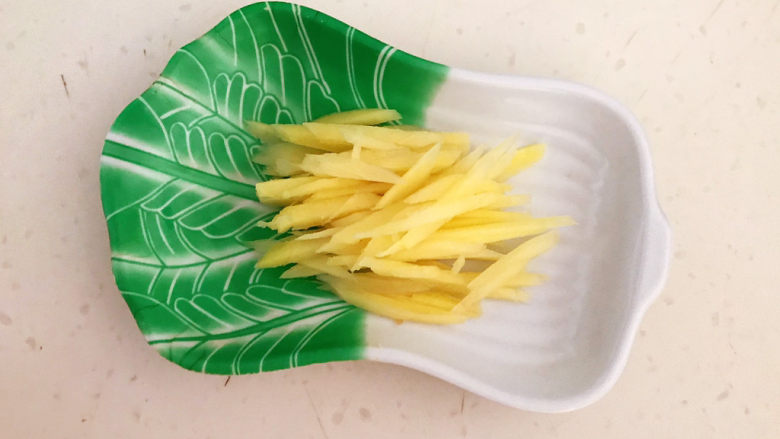 香辣肥牛,把鲜姜切成丝