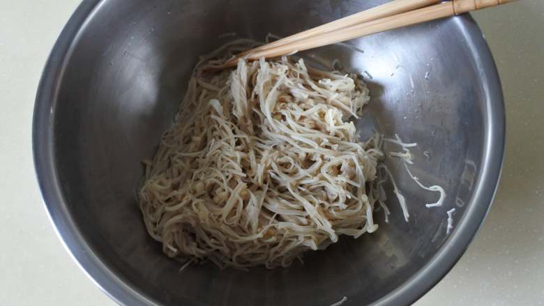 凉拌金针菇,过凉水