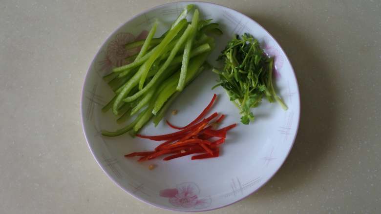 凉拌金针菇,青椒、小米椒切丝，<a style='color:red;display:inline-block;' href='/shicai/ 131'>香菜</a>切段