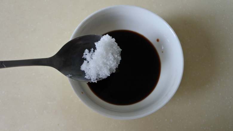 凉拌金针菇, 鲜酱油、白醋、糖调成碗汁