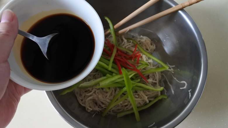 凉拌金针菇,把蔬菜放到一起，倒入碗汁拌匀