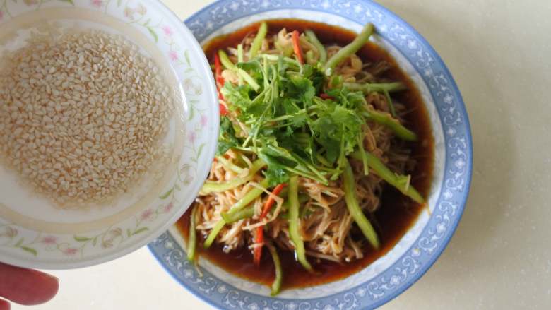 凉拌金针菇,撒芝麻