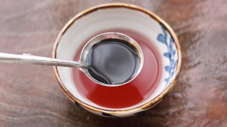 蔓越莓烩日式豆腐,蔓越莓果汁碗里,加入<a style='color:red;display:inline-block;' href='/shicai/ 788'>生抽</a>。