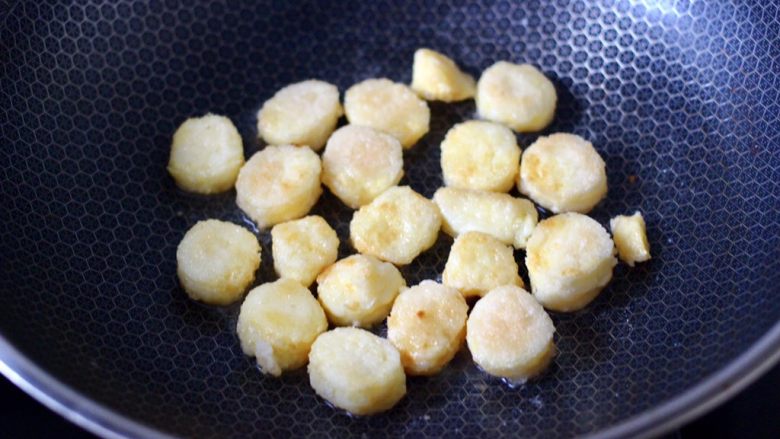 蔓越莓烩日式豆腐,小火慢慢煎至两面金黄色的时候,盛出备用。
