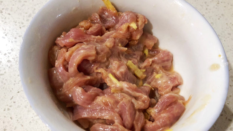 鱼香肉丝,<a style='color:red;display:inline-block;' href='/shicai/ 11224'>猪里脊</a>肉切细，用食用油、适量淀粉、和姜丝腌20-30分钟。
