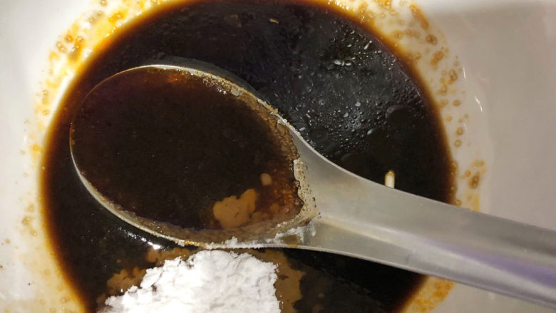 鱼香肉丝,等蔬菜丝炒熟的同时，来准备鱼香酱料。碗里加入一勺酱油，两到三勺醋，少量鸡精，两勺<a style='color:red;display:inline-block;' href='/shicai/ 10588'>糖</a>，少量的淀粉，适量的开水。拌匀放一旁备用。