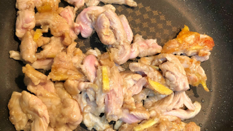 鱼香肉丝,热锅放冷油，下入腌制好的猪里脊肉丝，炒至9成熟。盛出备用。